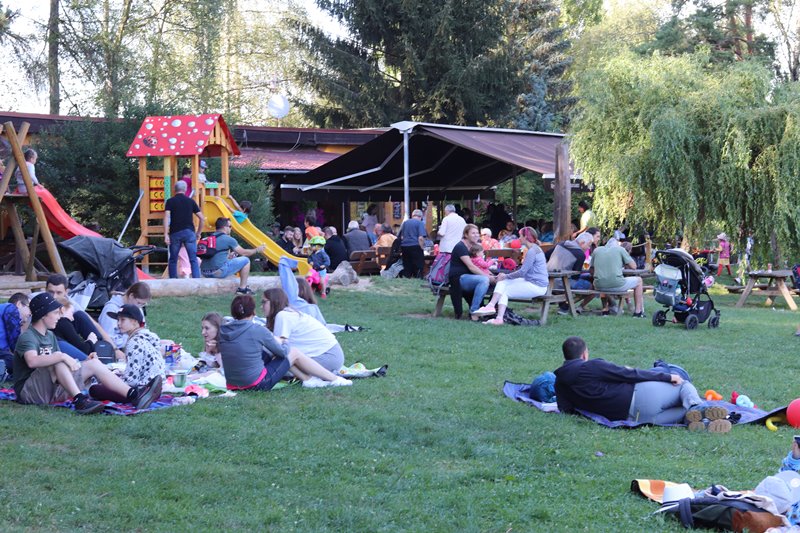 Festivalový areál v pokračujícím odpoledni